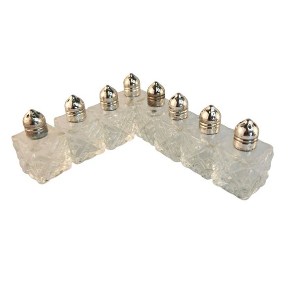 Set Of 8 Vintage Clear Glass Miniature Salt Shakers With Silver Tone Tops - Picture 8 of 9